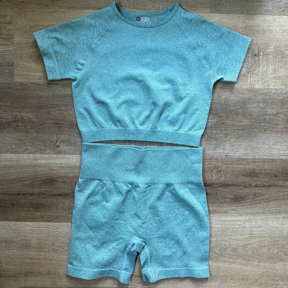 green seamless athletic matching set NWOT
